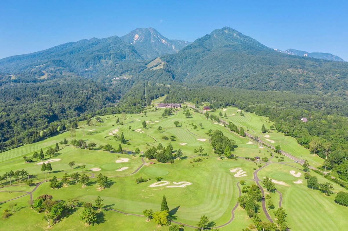 Golf course with mountain views near Myoko Kogen